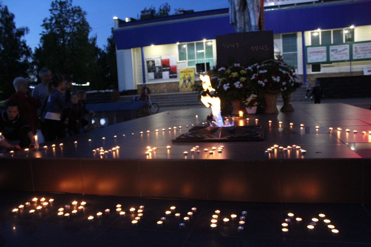 Менделеевцы зажгли свечи в память о погибших на войне
