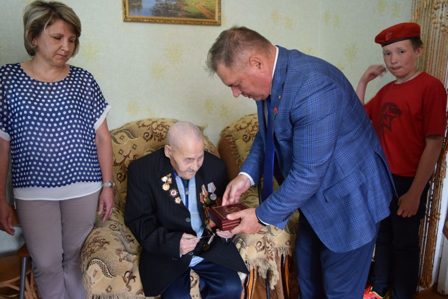 Менделеевским ветеранам войны вручили государственные награды