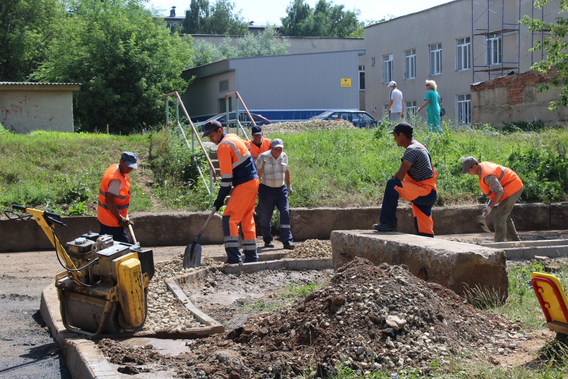 В Менделеевске продолжаются ремонтные работы внутри дворов