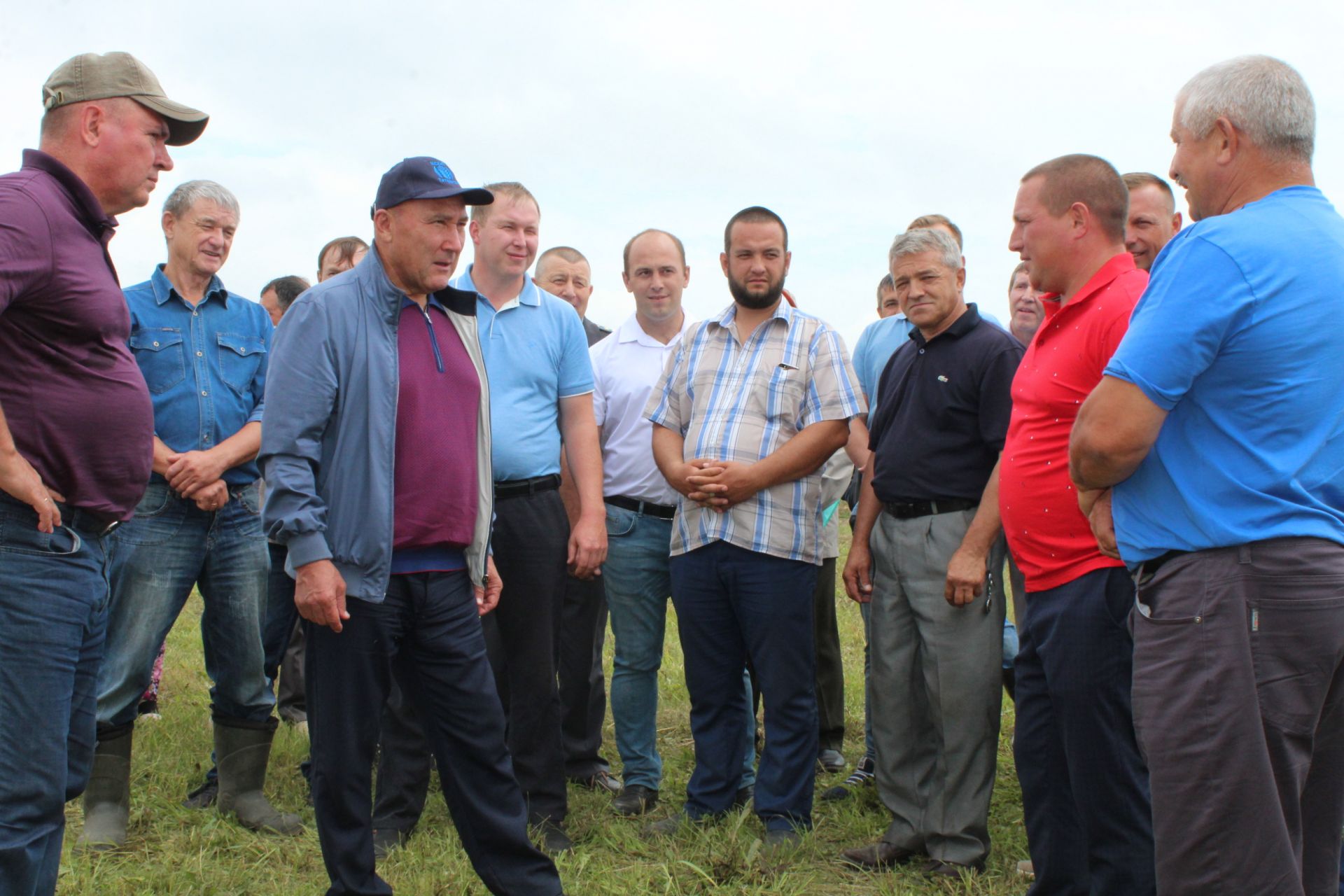 Министр сельского хозяйства и продовольствия РТ Марат Ахметов облетел поля Менделеевского района