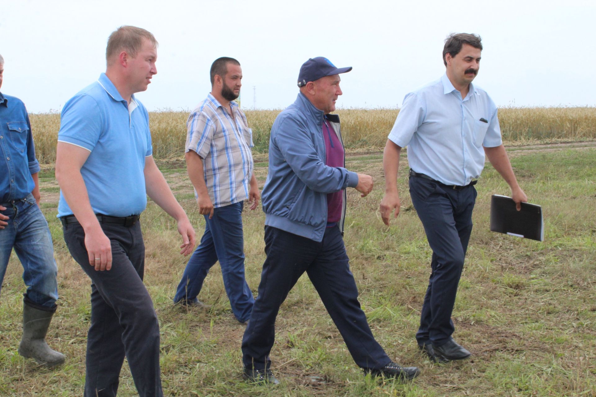 Министр сельского хозяйства и продовольствия РТ Марат Ахметов облетел поля Менделеевского района