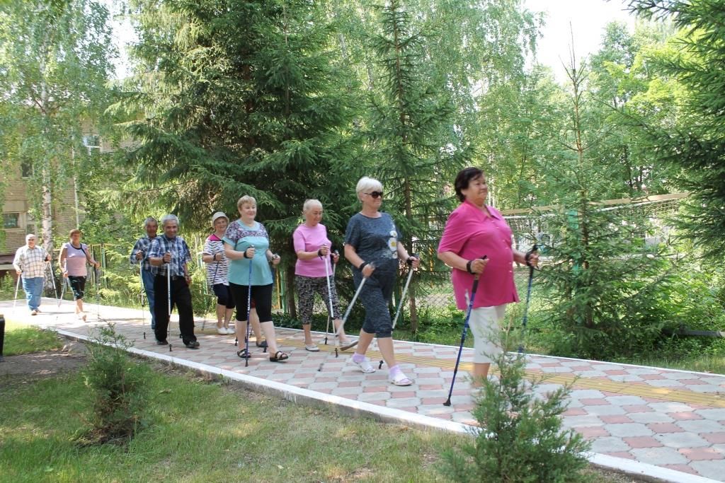 Менделеевских пенсионеров учат технике скандинавской ходьбы