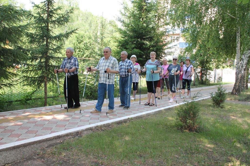 Менделеевских пенсионеров учат технике скандинавской ходьбы