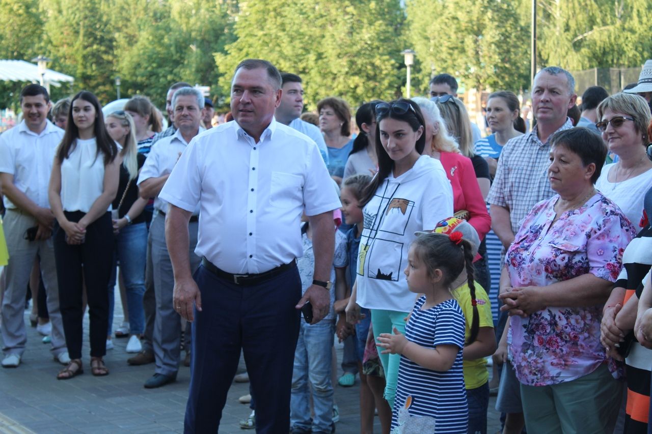 День семьи, любви и верности в Менделеевске: открытие скамьи влюблённых и чествование юбиляров супружеской жизни