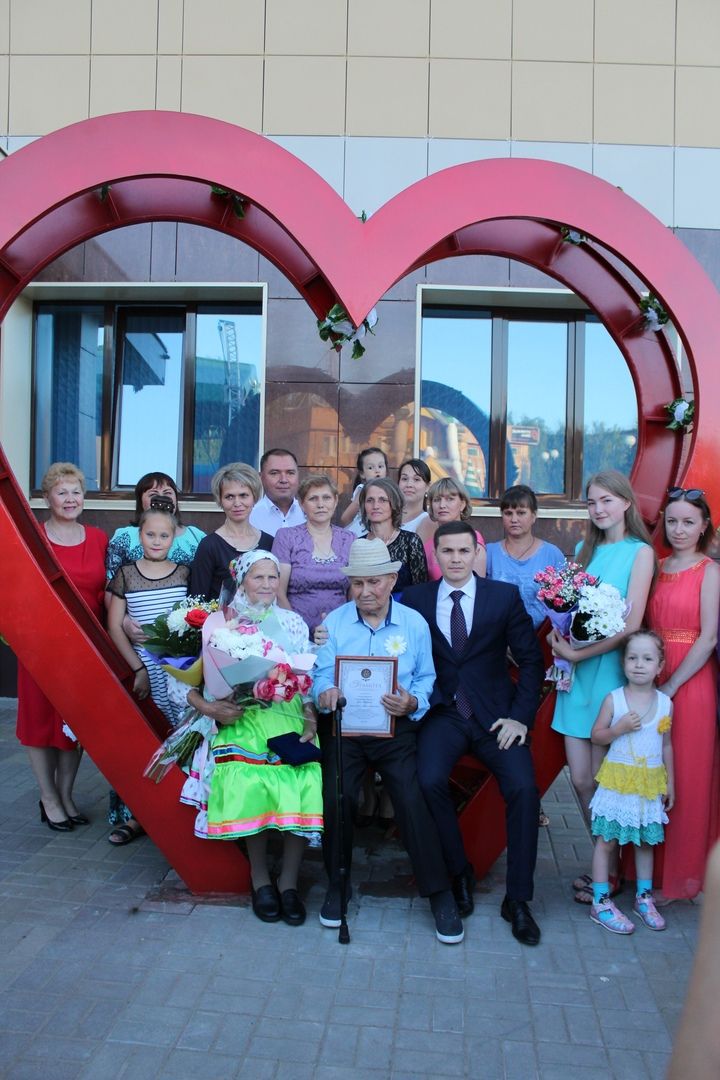 День семьи, любви и верности в Менделеевске: открытие скамьи влюблённых и чествование юбиляров супружеской жизни