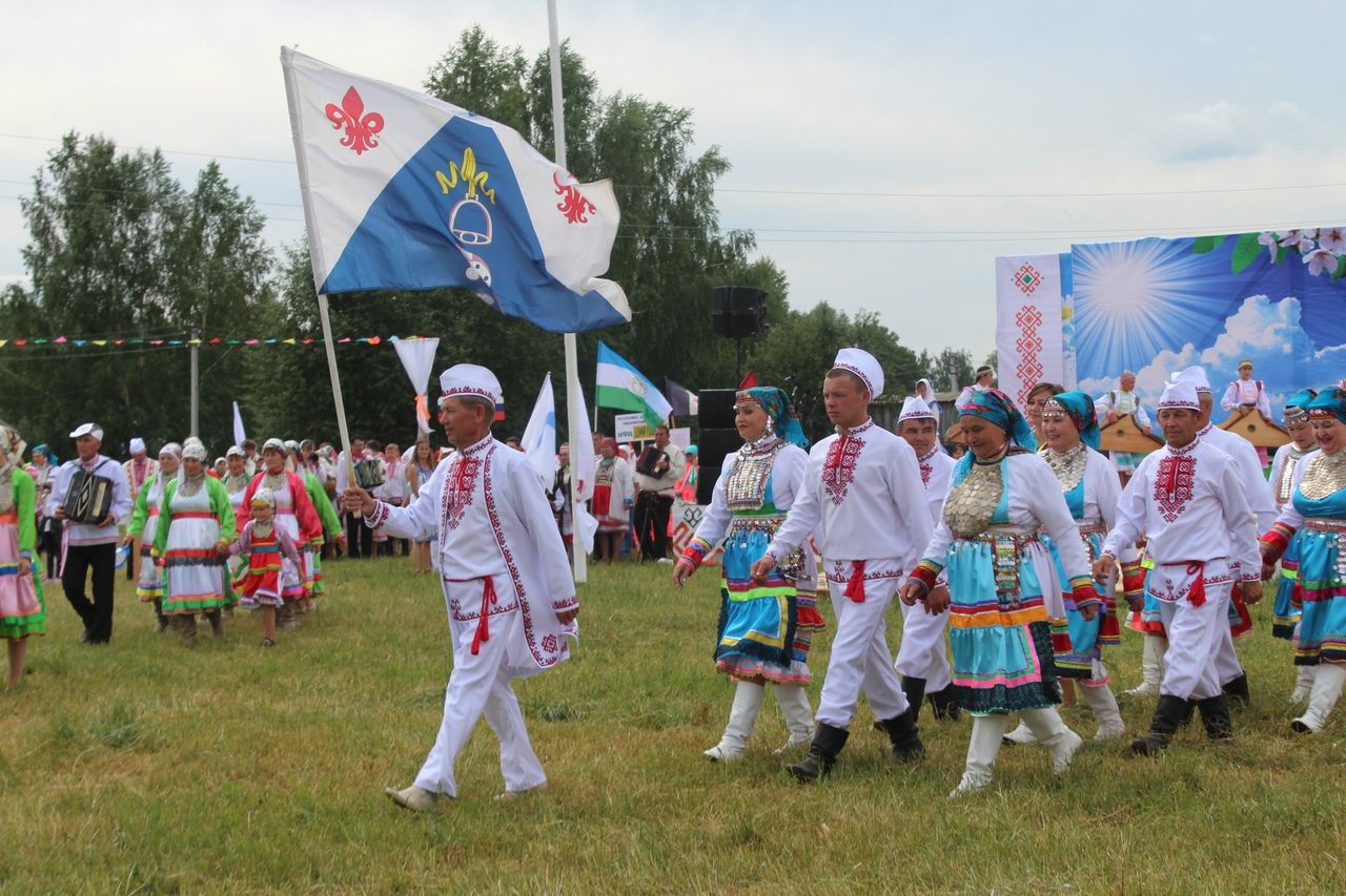 Более тысячи человек станцевали Марийскую восьмерку в Менделеевском районе