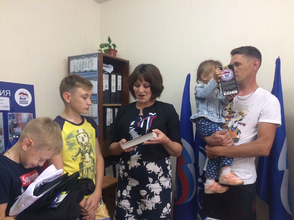 В Менделеевске стартовала акция “Помоги собраться в школу”
