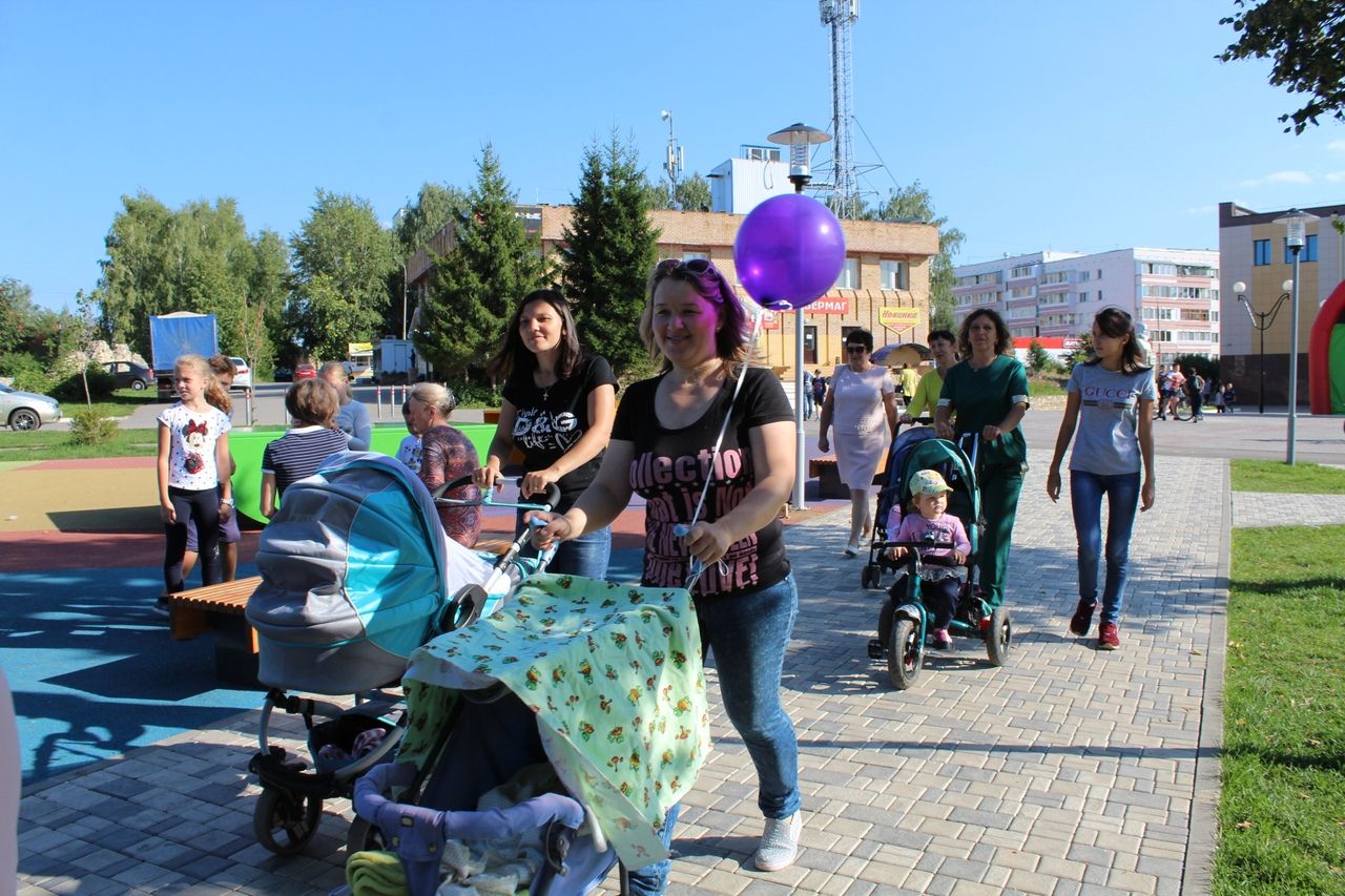 "Бэби-бум": Прогулка с колясками в Менделеевске