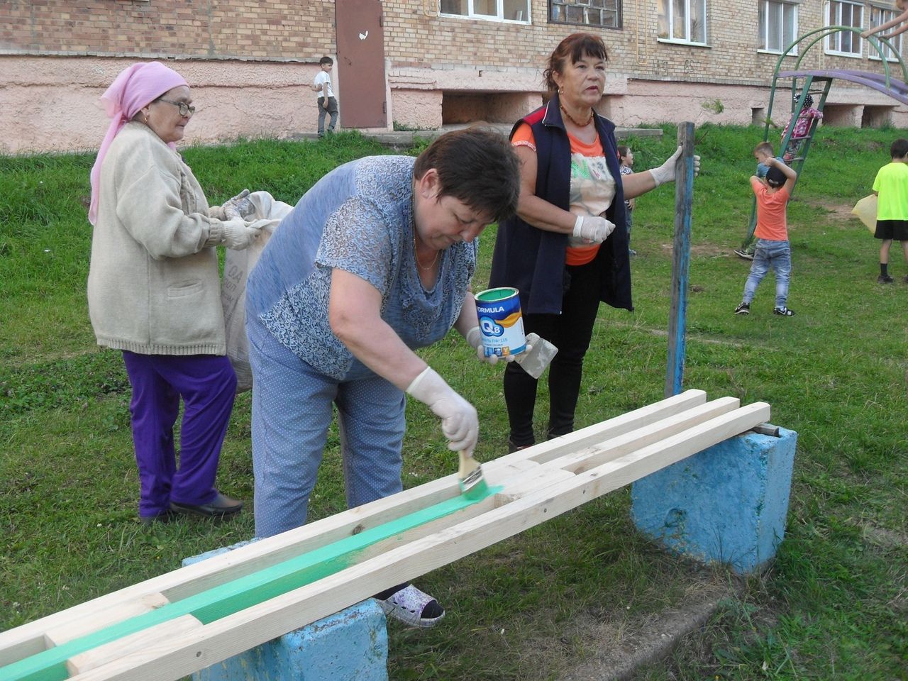 "Чистый двор - наша радость и гордость" : жители улицы Чоловского приняли участие в экологической акции
