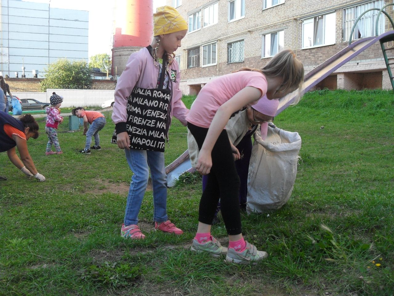 "Чистый двор - наша радость и гордость" : жители улицы Чоловского приняли участие в экологической акции