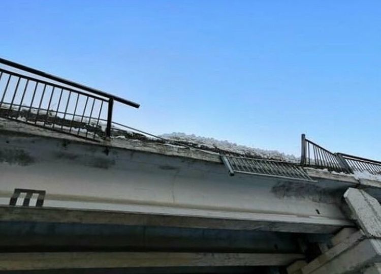 В Набережных Челнах водитель иномарки наехал на сугроб и вылетел с моста