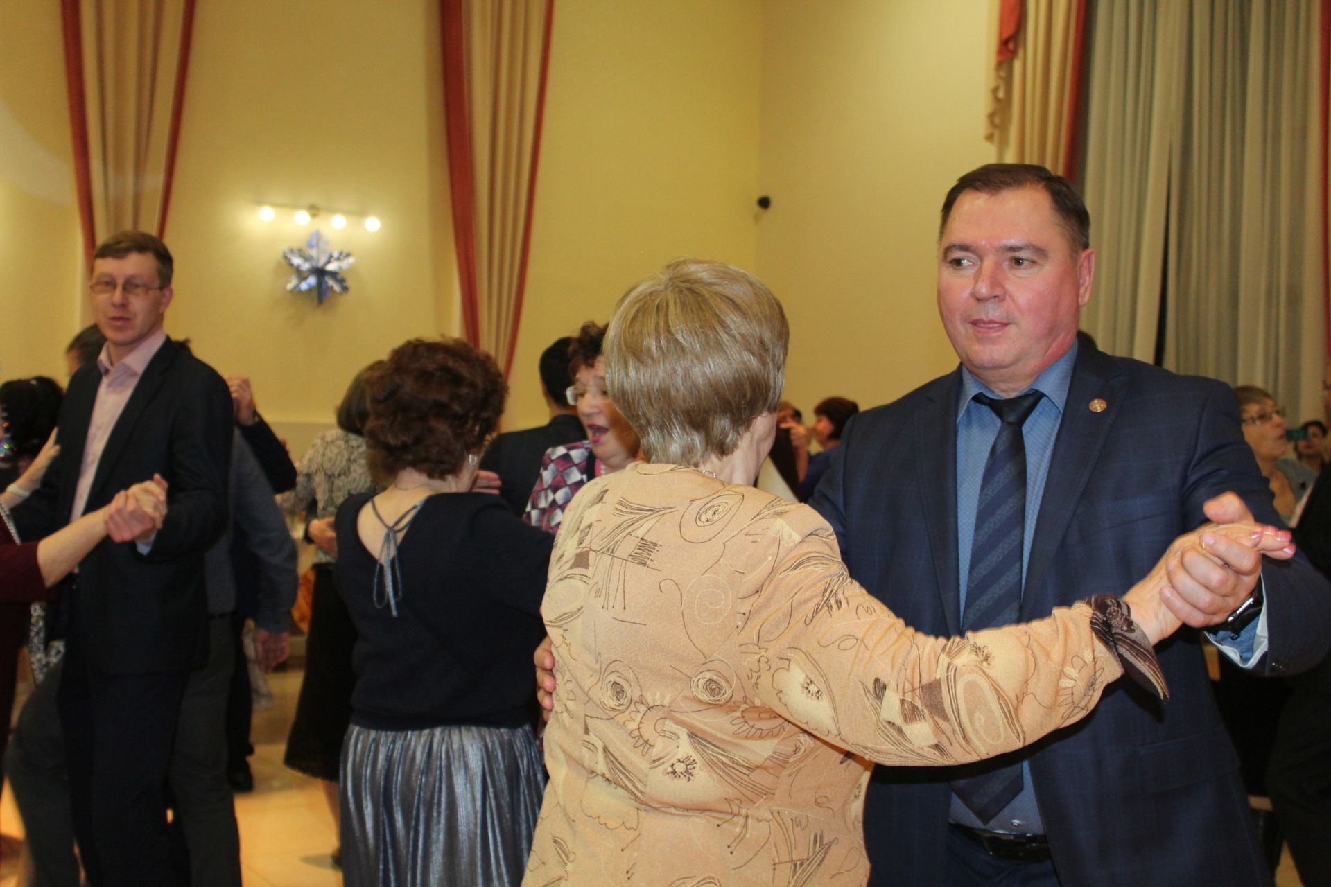 Под звуки вальса: как в Менделеевске прошёл новогодний бал ветеранов