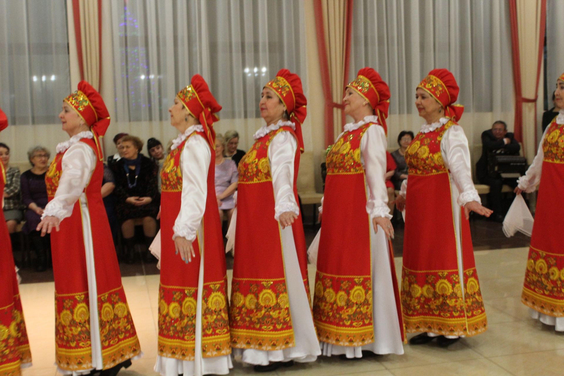 Под звуки вальса: как в Менделеевске прошёл новогодний бал ветеранов
