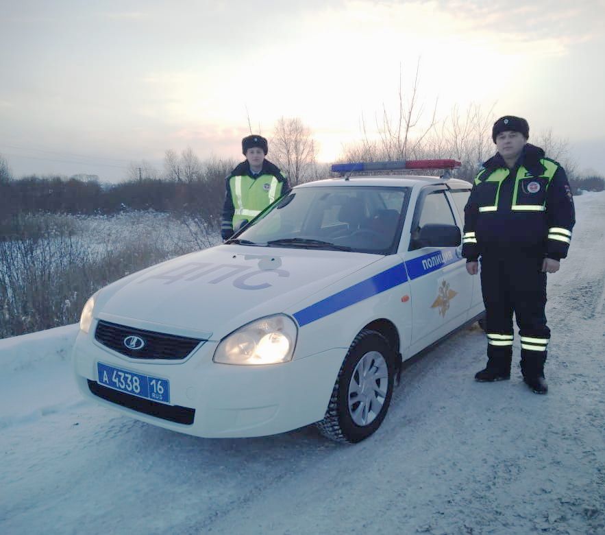 В Татарстане сотрудники ГИБДД помогли водителю, у которого закончилось топливо