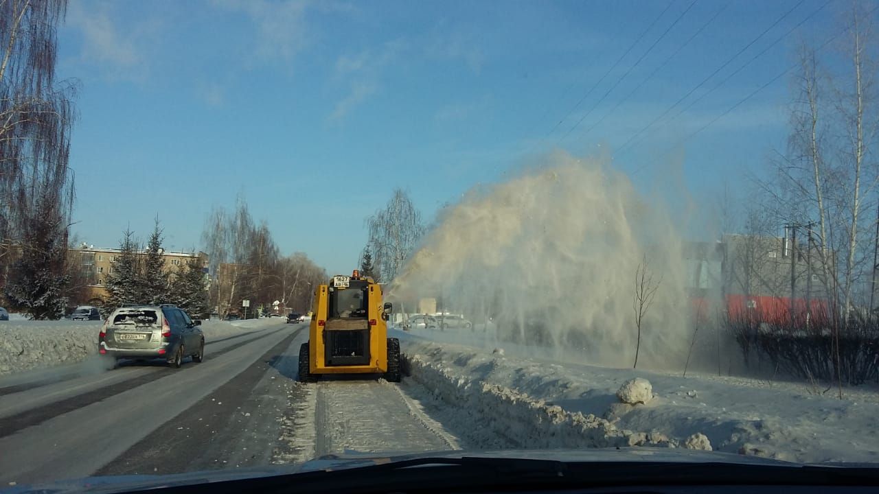В Менделеевске проводятся работы по очистке дорог от снега