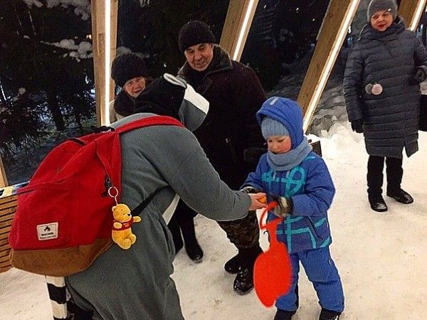 Активисты МЦ" Яшьлек" на улицах города раздают мандарины и дарят новогоднее настроение 