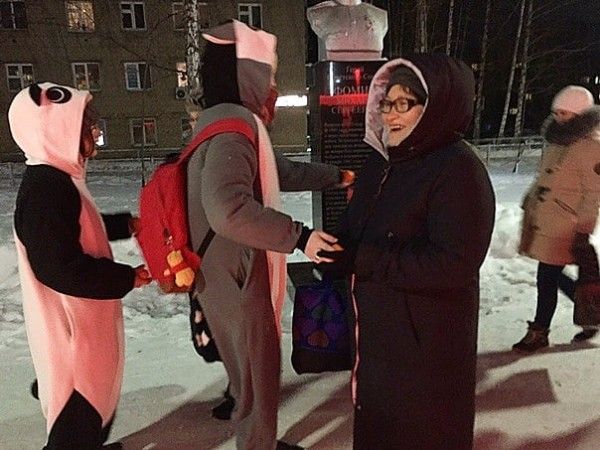 Активисты МЦ" Яшьлек" на улицах города раздают мандарины и дарят новогоднее настроение 