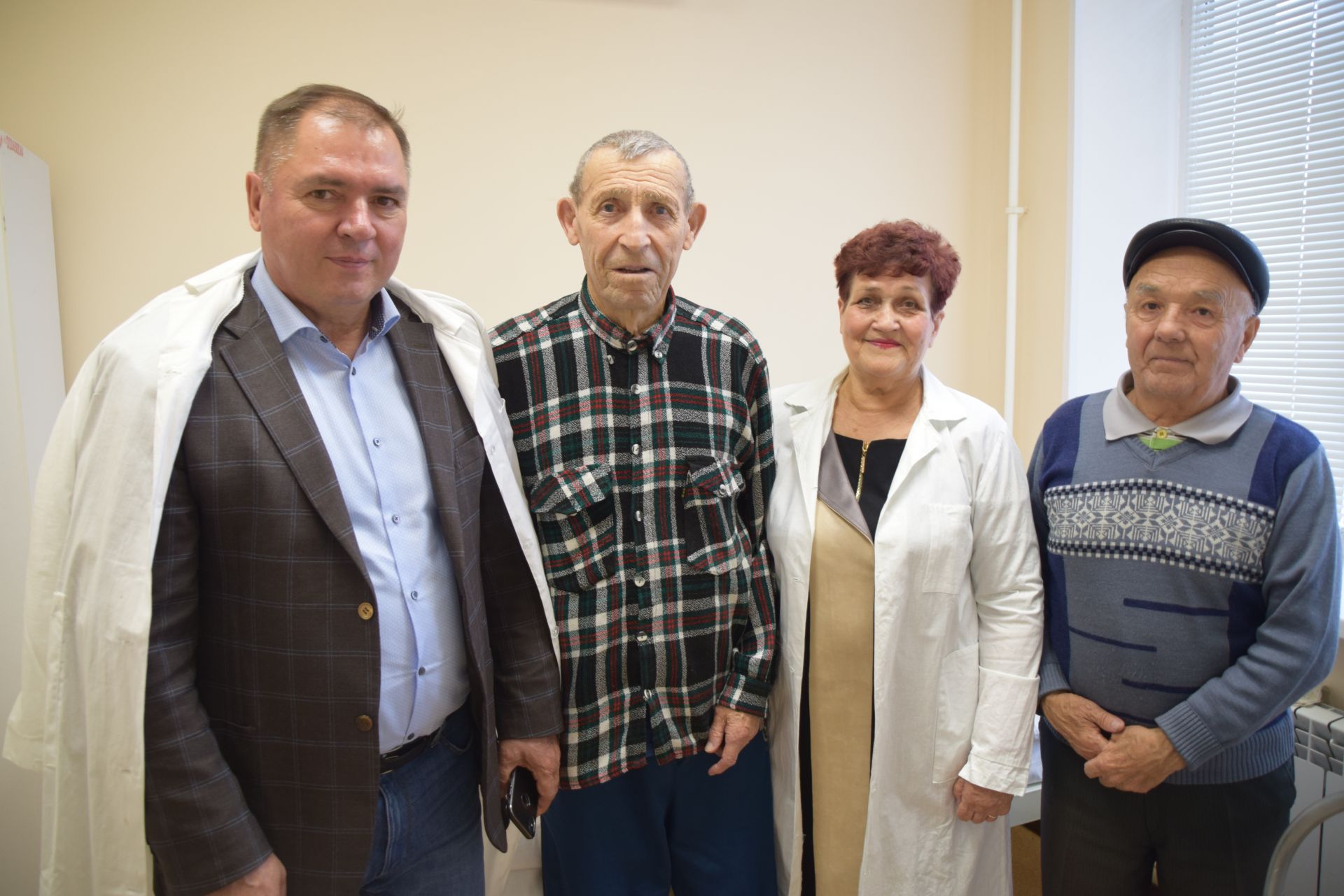 Власти Менделеевска поздравили ветеранов с началом Декады пожилого человека