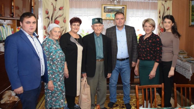 Власти Менделеевска поздравили ветеранов с началом Декады пожилого человека