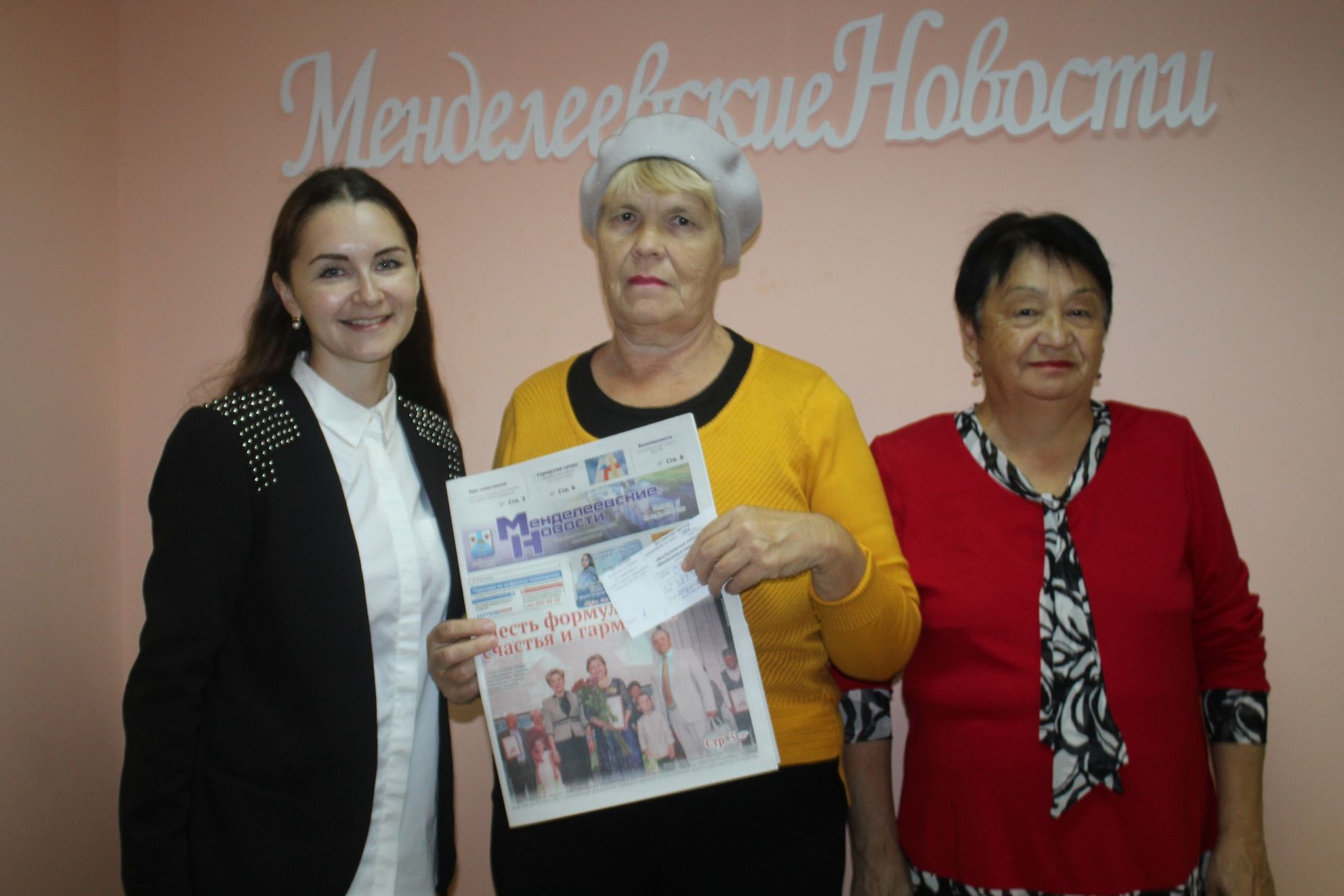 Депутаты городского совета подарили жителям почтенного возраста подписку на «МН»