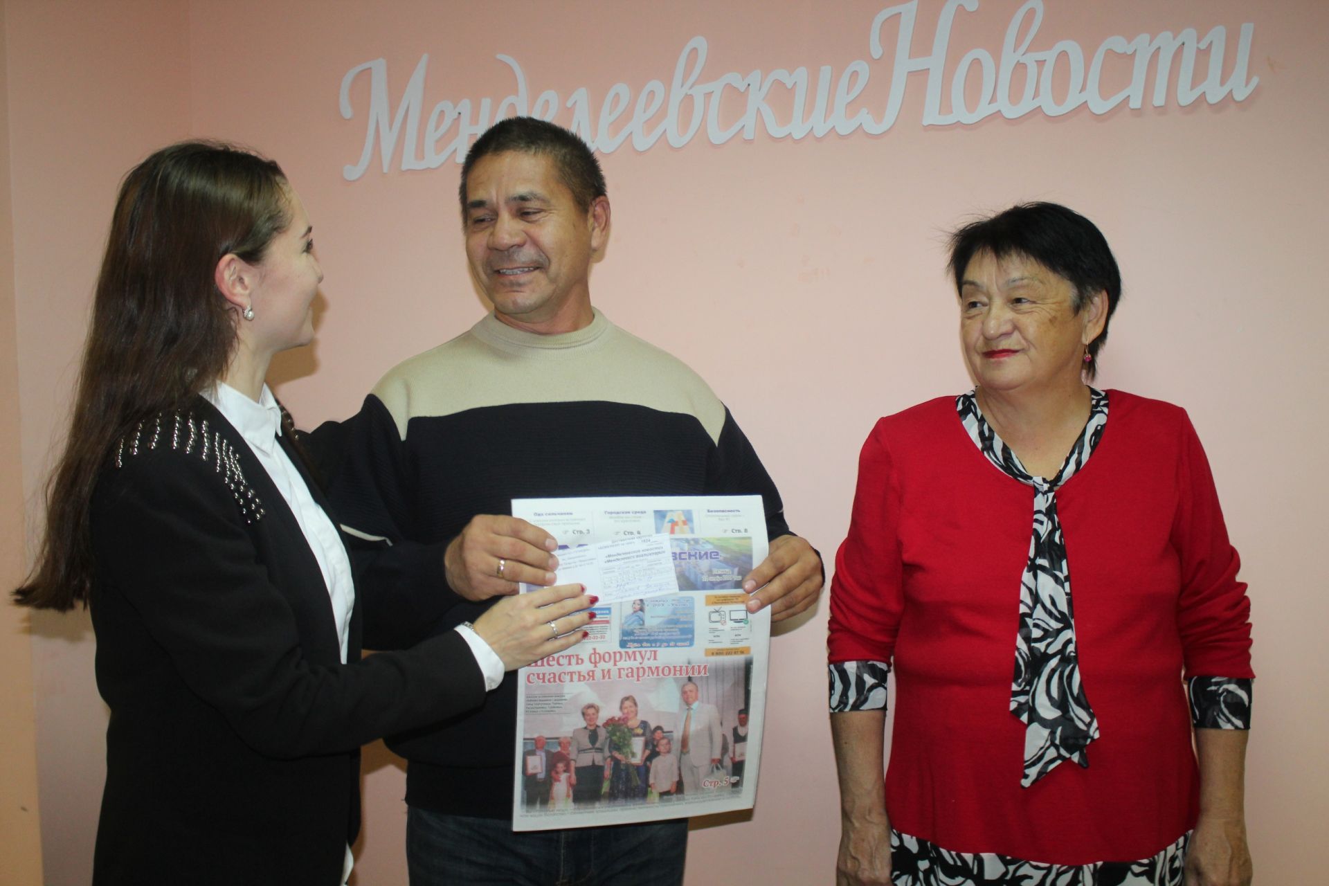 Депутаты городского совета подарили жителям почтенного возраста подписку на «МН»