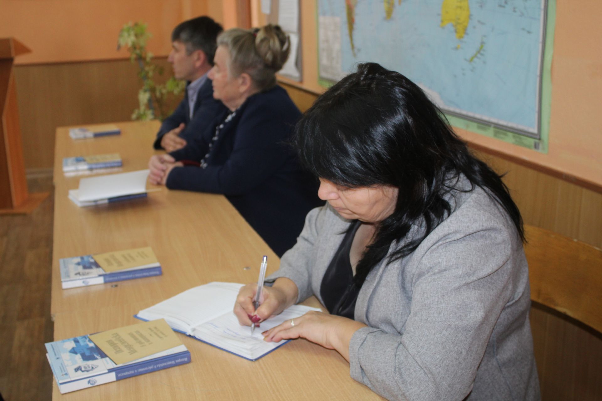 В Менделеевске провели урок краеведения с использованием первого учебного пособия по истории района