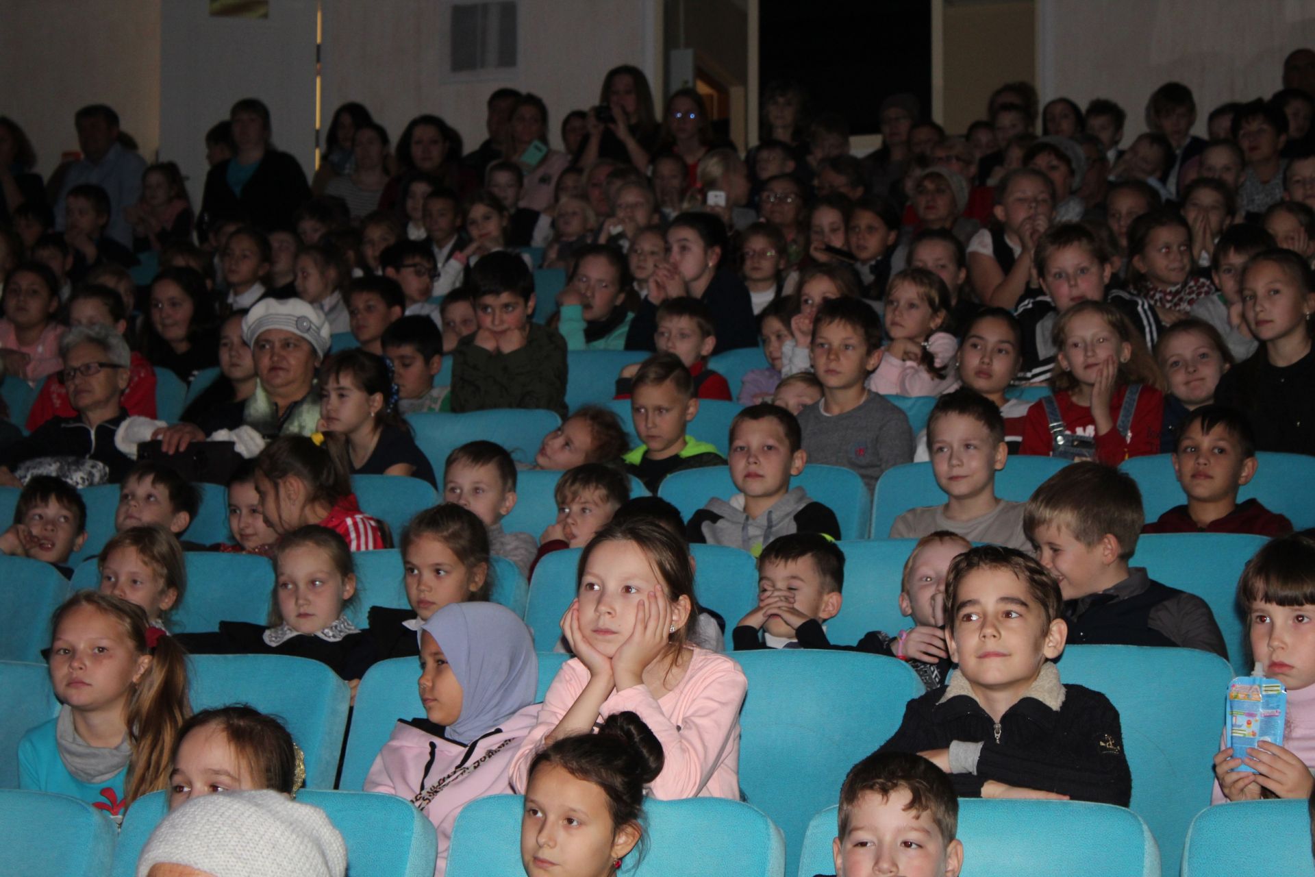 «Чудеса и приключения»: как в Менделеевске прошла премьера спектакля «Алиса в Стране химических элементов»