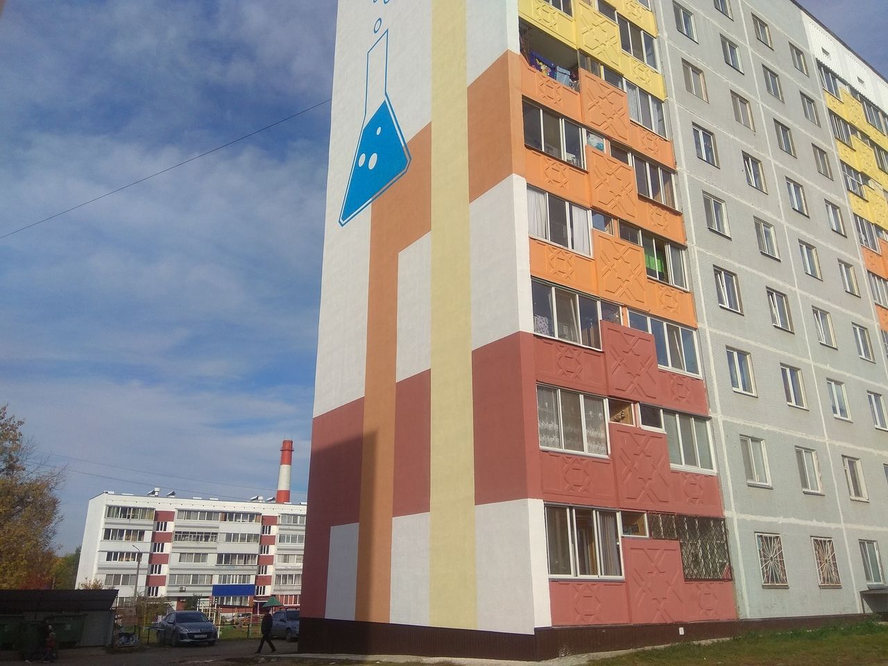 В Менделеевске на фасаде девятиэтажки появилось новое граффити «Колба»