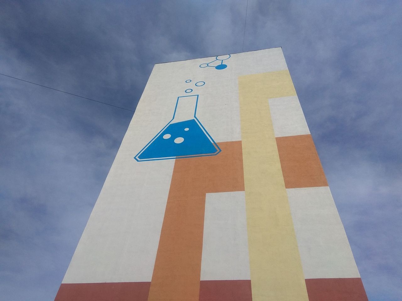 В Менделеевске на фасаде девятиэтажки появилось новое граффити «Колба»