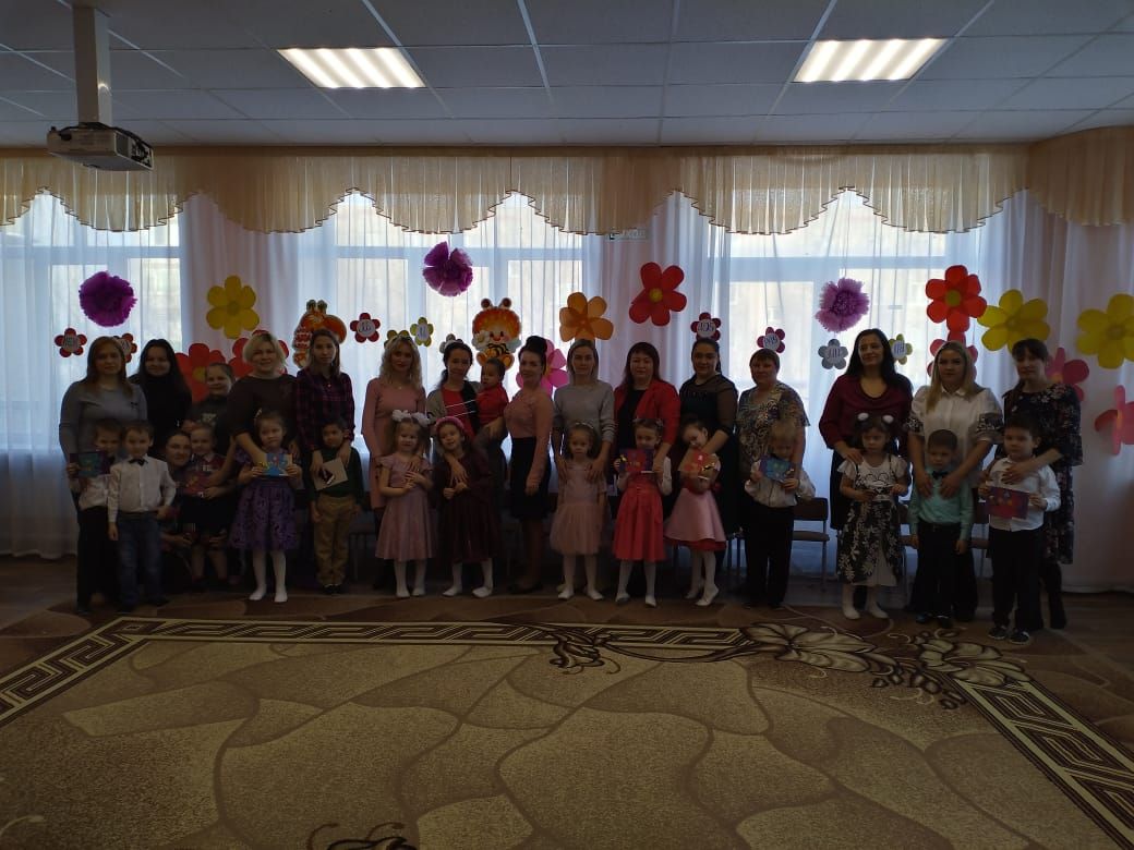 Воспитанники детского сада «Сандугачым» поздравили мам с праздником