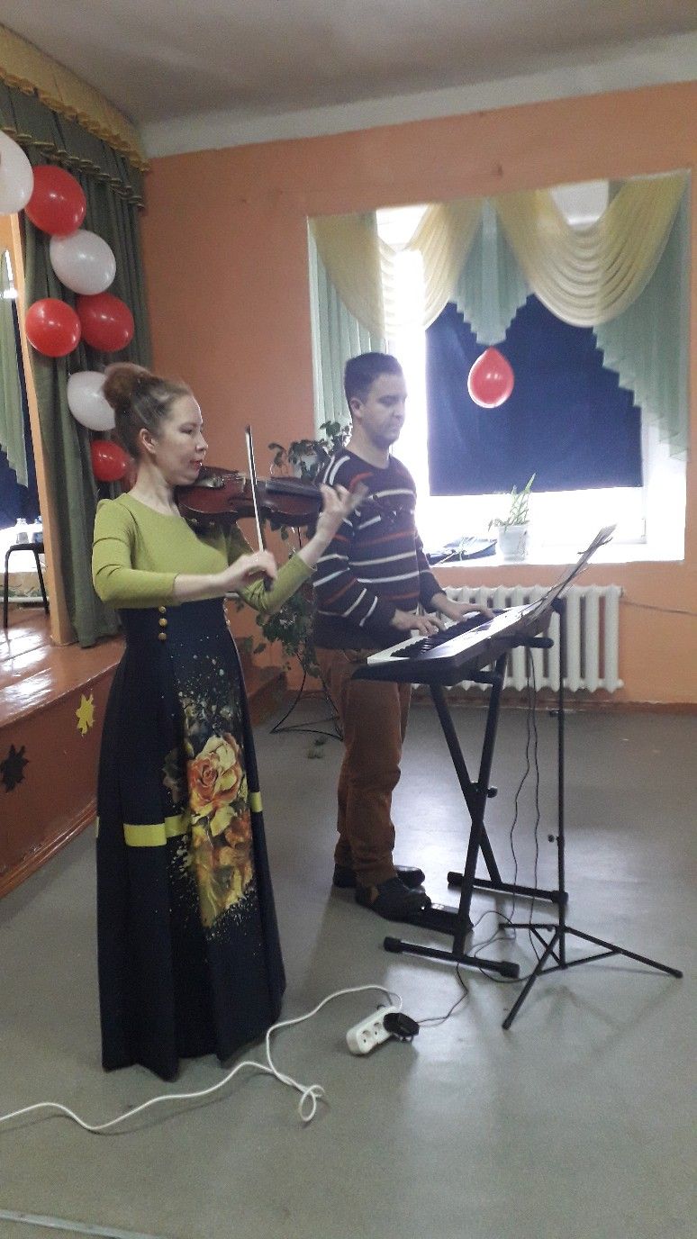 В менделеевской школе №4 прошёл праздничный концерт, посвящённый Дню матери