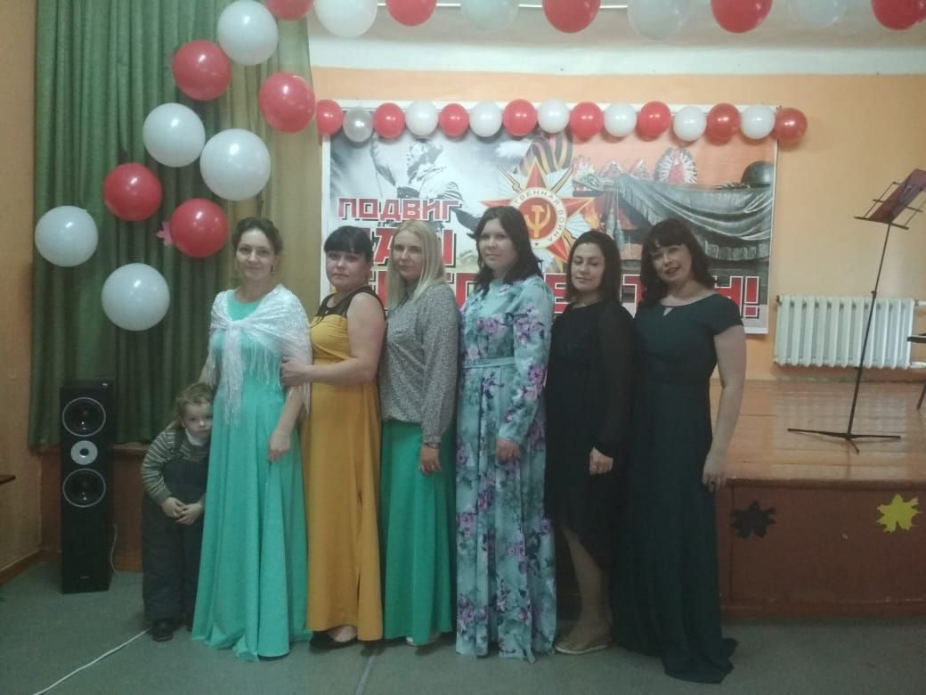 В менделеевской школе №4 прошёл праздничный концерт, посвящённый Дню матери