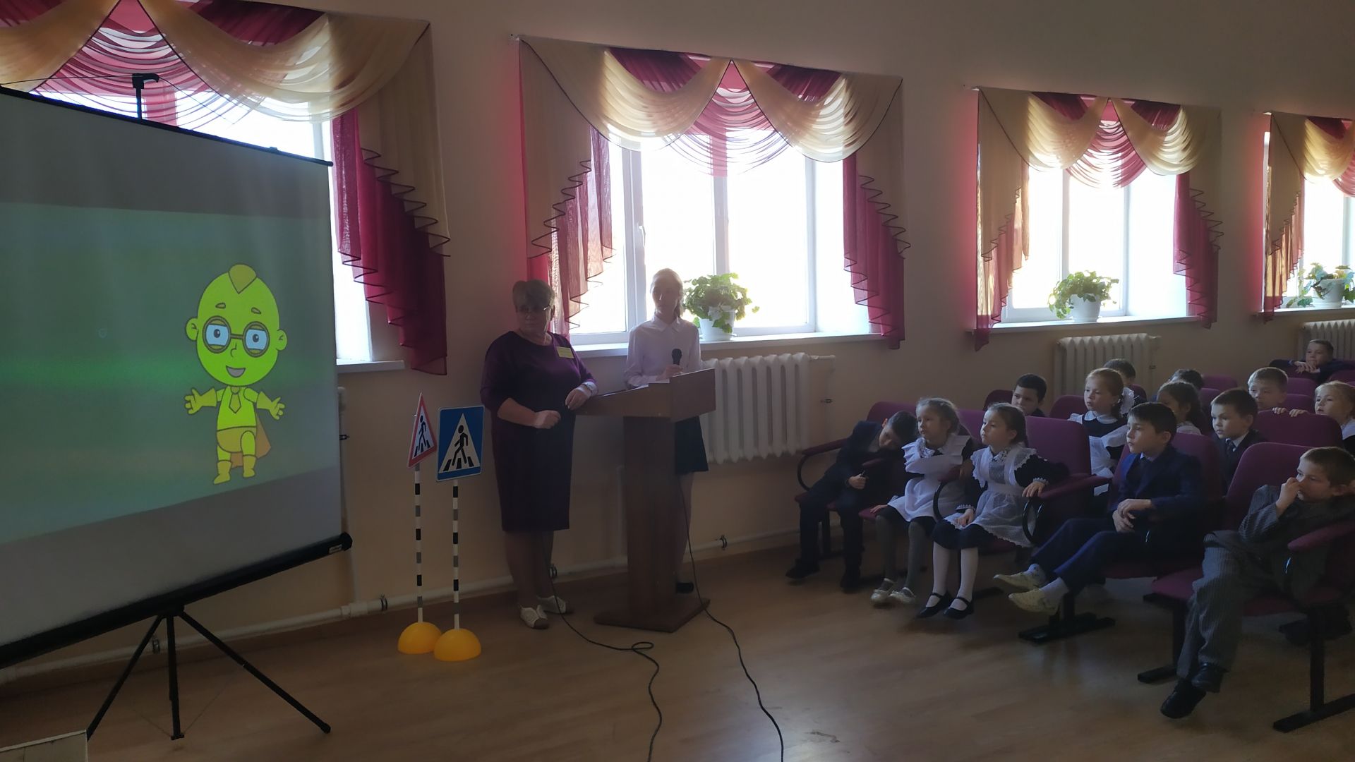 Юные жители Менделеевска почтили память жертв ДТП