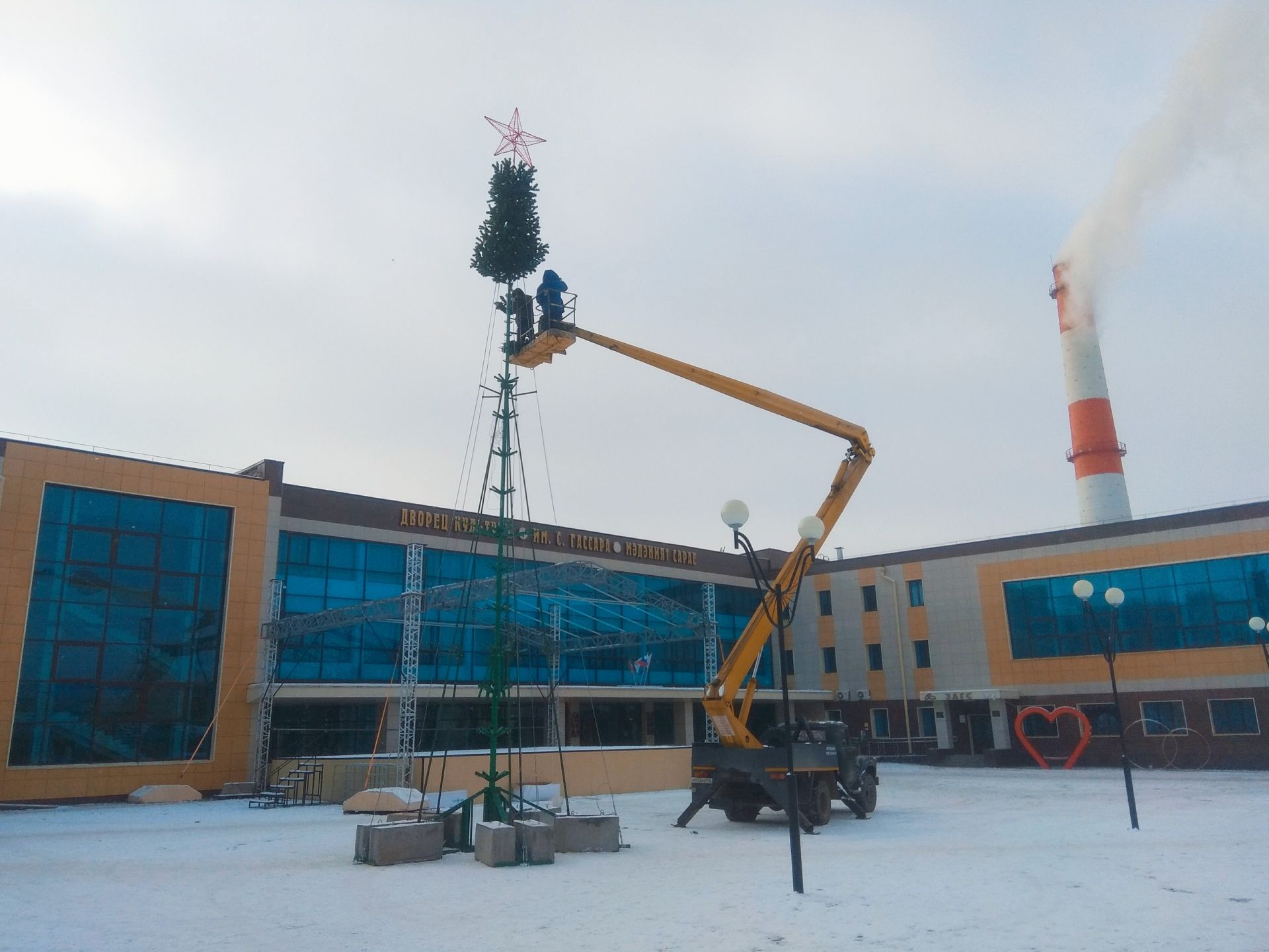 «Придёт она нарядная»: в Менделеевске начали устанавливать главную новогоднюю ёлку