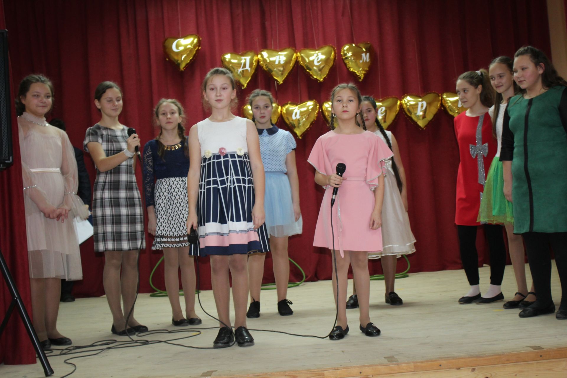 В менделеевской школе №2 прошёл праздничный концерт, посвящённый мамам