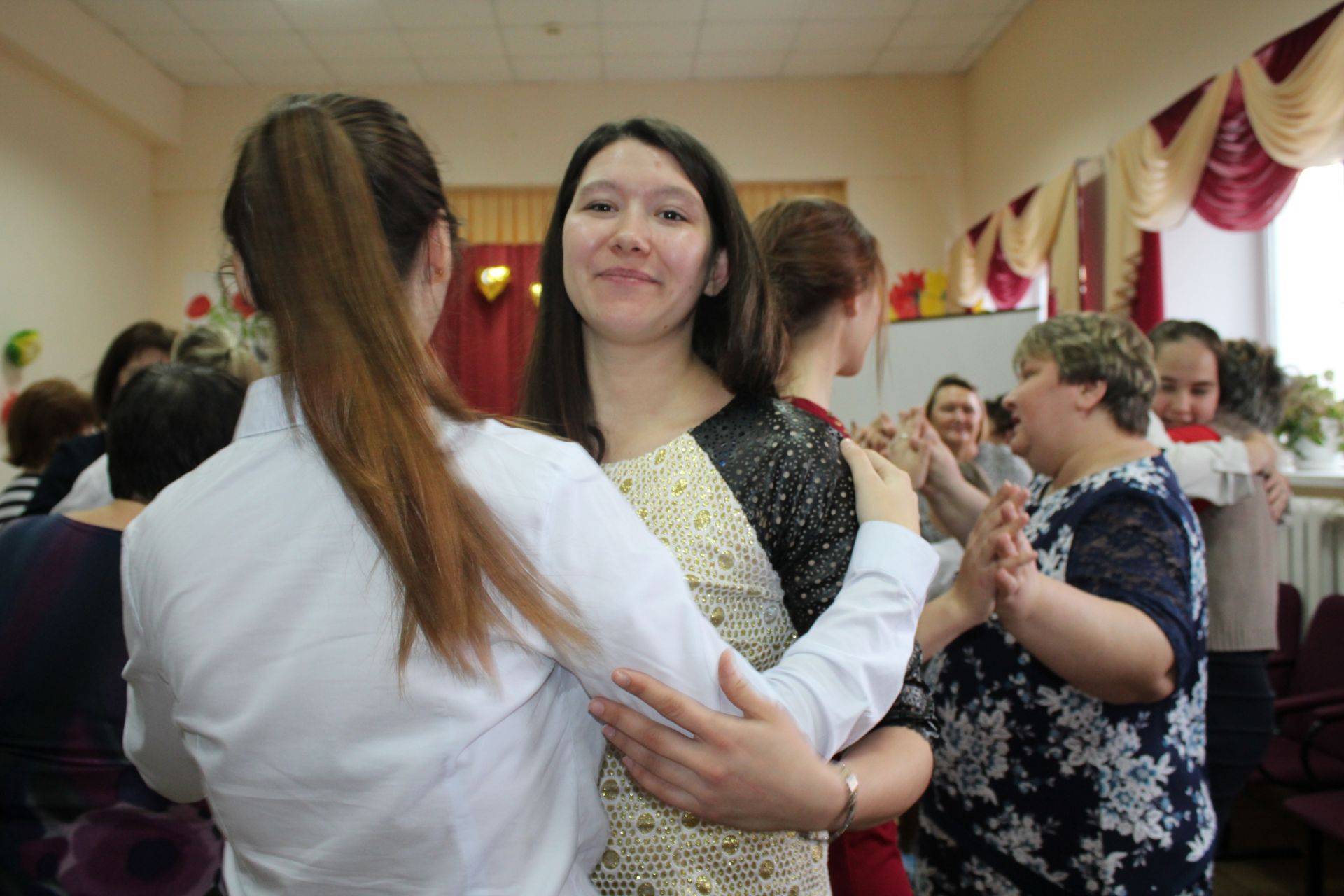В менделеевской школе №2 прошёл праздничный концерт, посвящённый мамам
