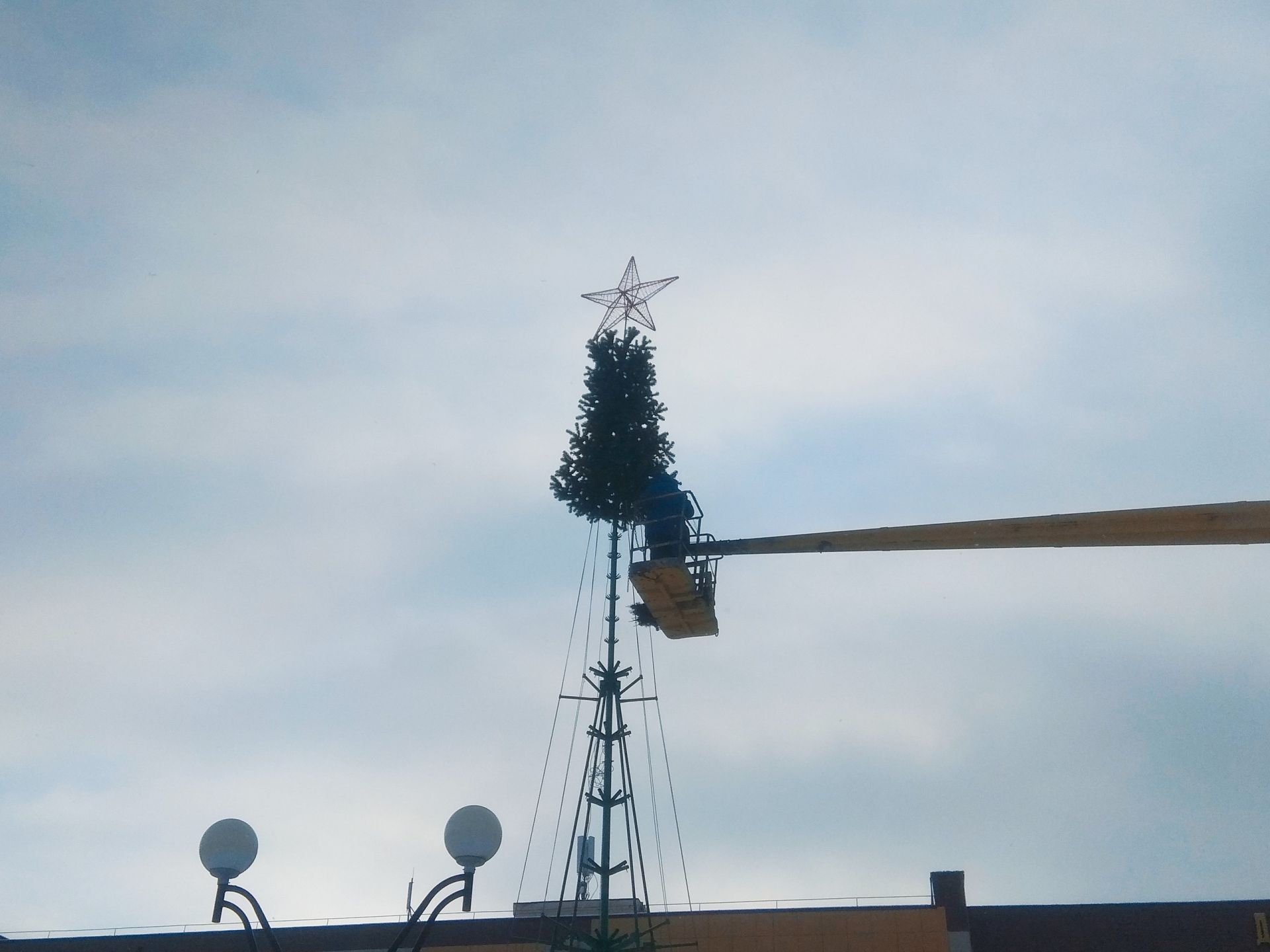 «Придёт она нарядная»: в Менделеевске начали устанавливать главную новогоднюю ёлку