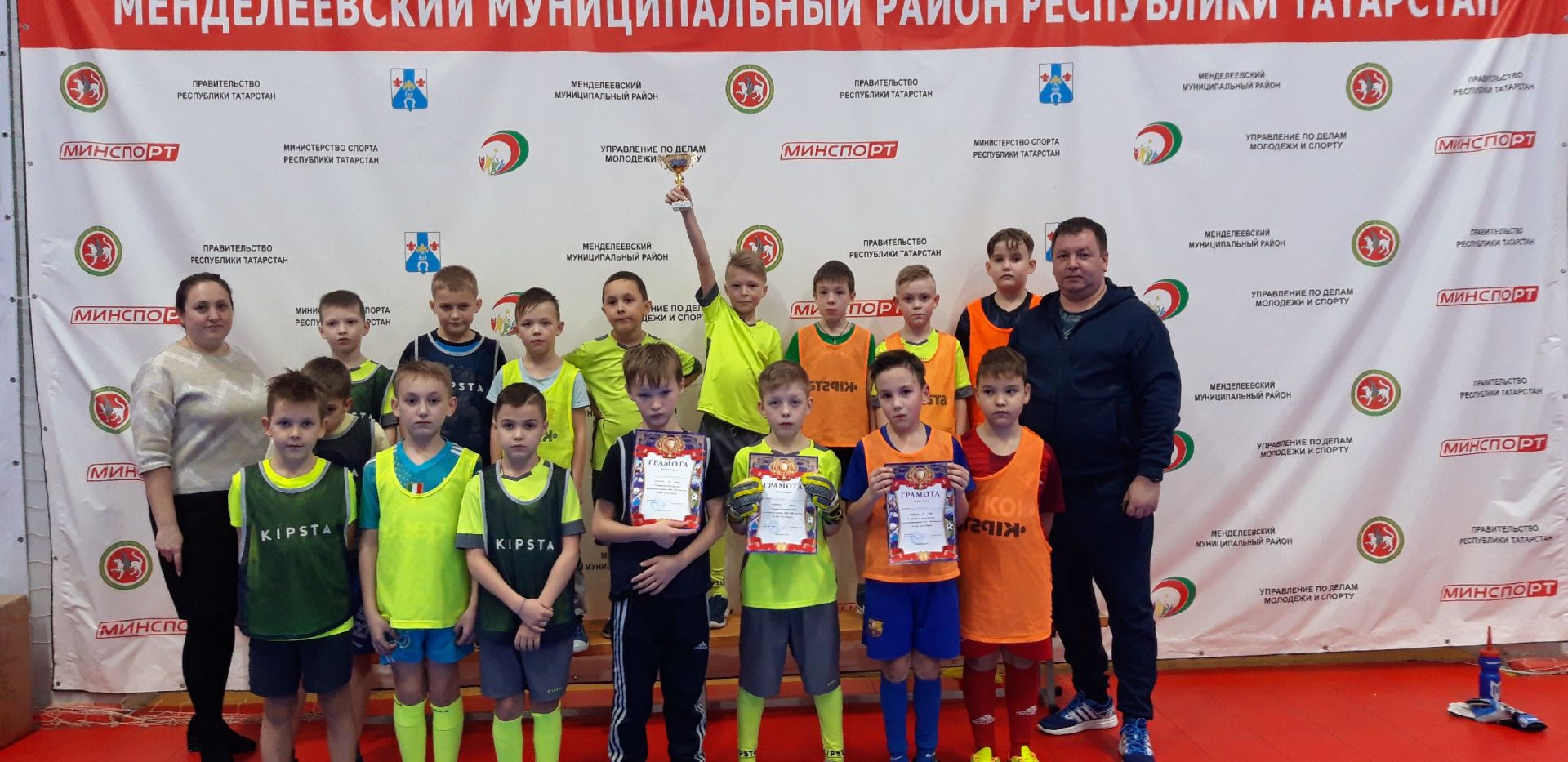 В Менделеевске прошли соревнования по мини-футболу на призы Деда Мороза