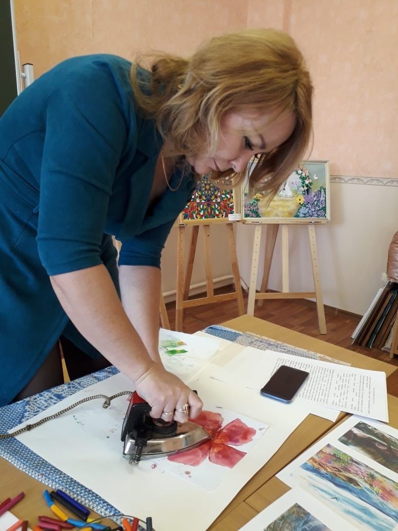 Педагоги Центра детского творчества освоили технику рисования на воде «Эбру»