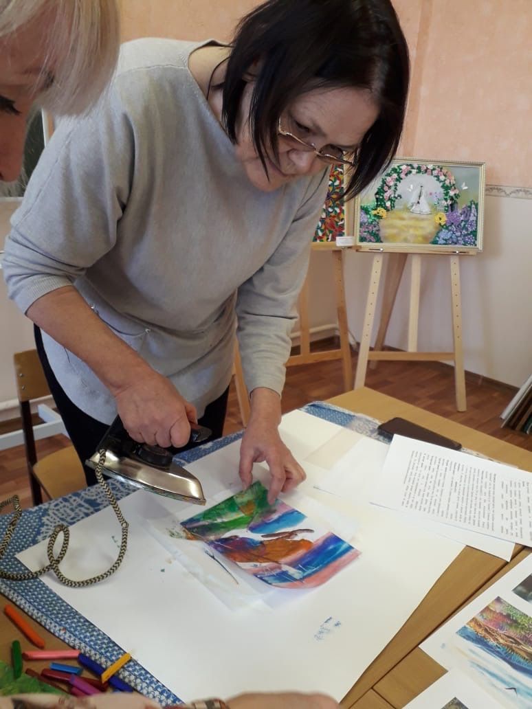 Педагоги Центра детского творчества освоили технику рисования на воде «Эбру»