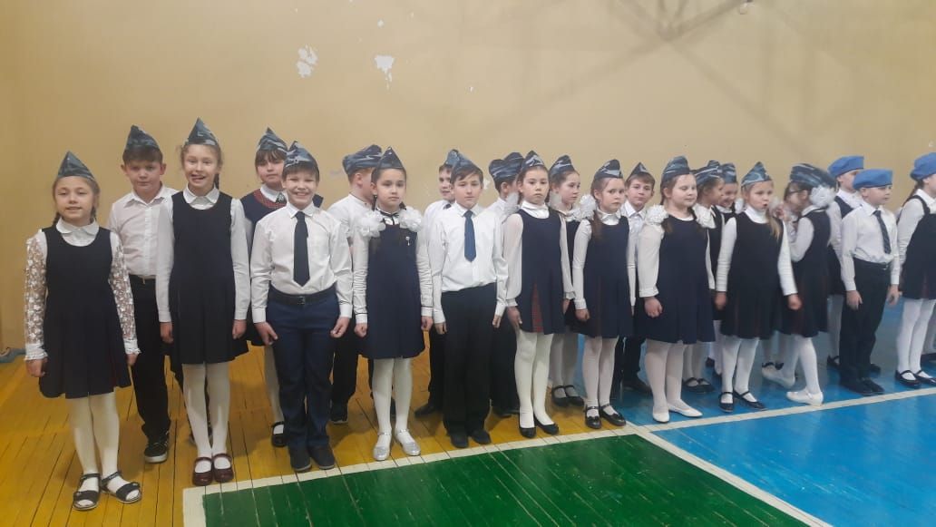 Менделеевские школьники померялись силами в конкурсе строя и песни