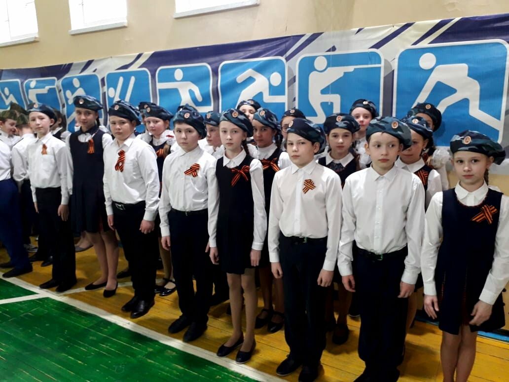 Менделеевские школьники померялись силами в конкурсе строя и песни