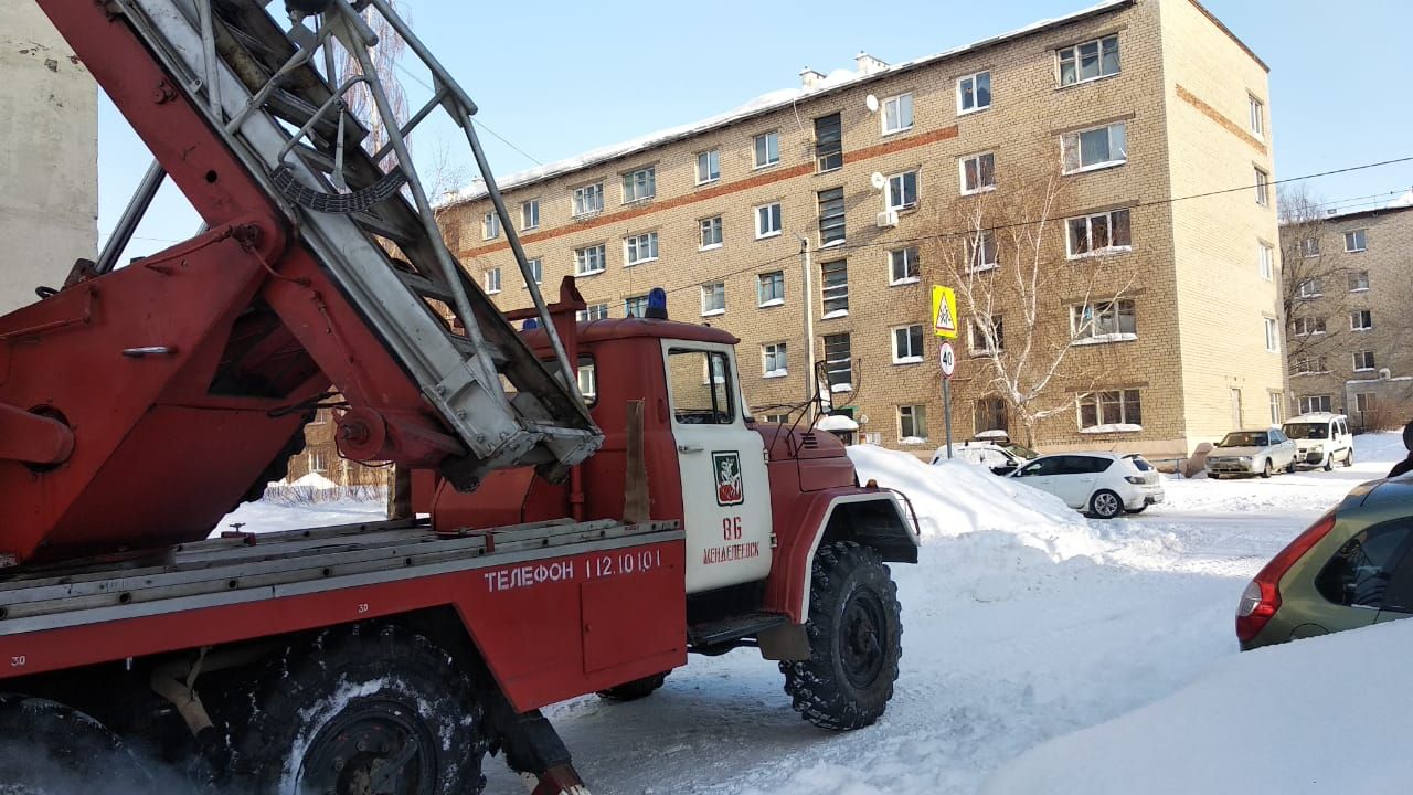 В Менделеевске из горящей пятиэтажки спасены четыре человека