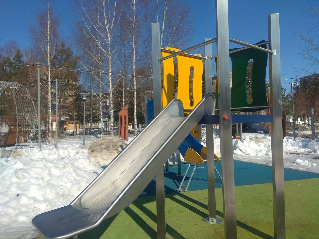 Новыми игровыми элементами оборудовали детский городок в парке «Дружба»