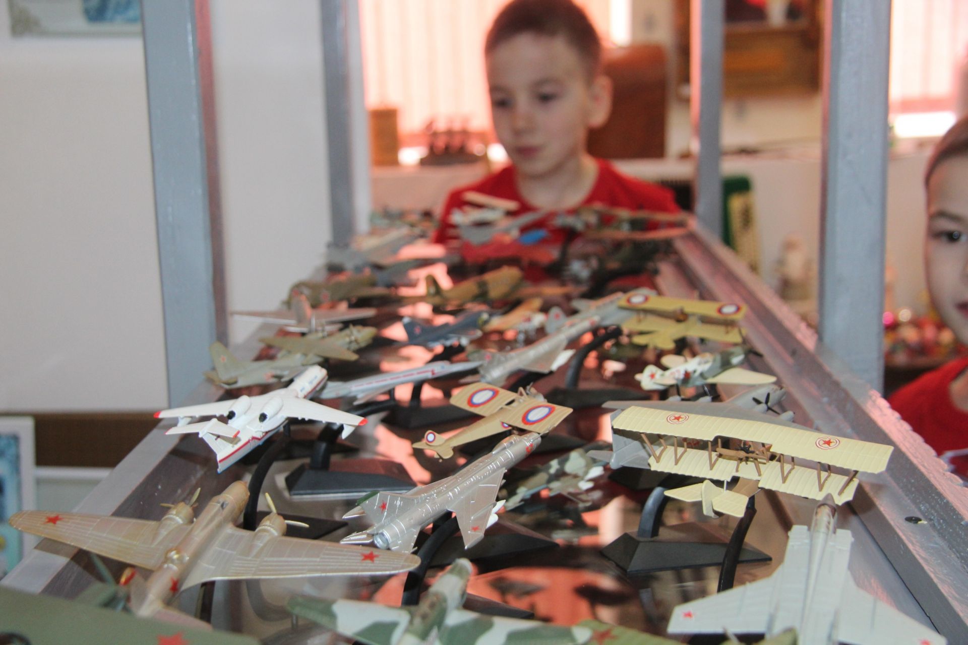 «Крылатое увлечение»: почему менделеевец передал свою коллекцию авиамоделей в музей школы № 4