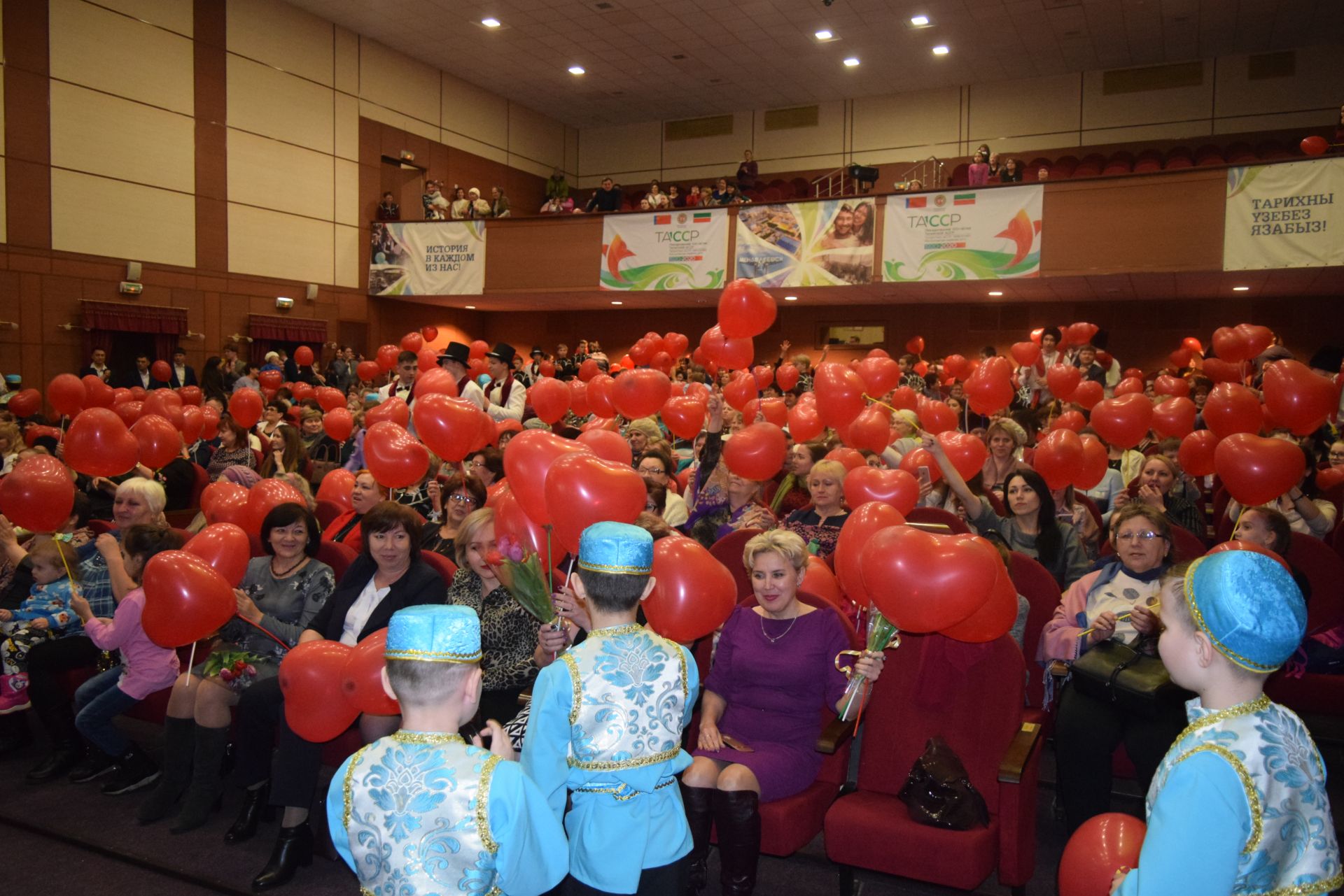 "Любимым женщинам в подарок": как в Менделеевске прошёл концерт в честь 8 Марта
