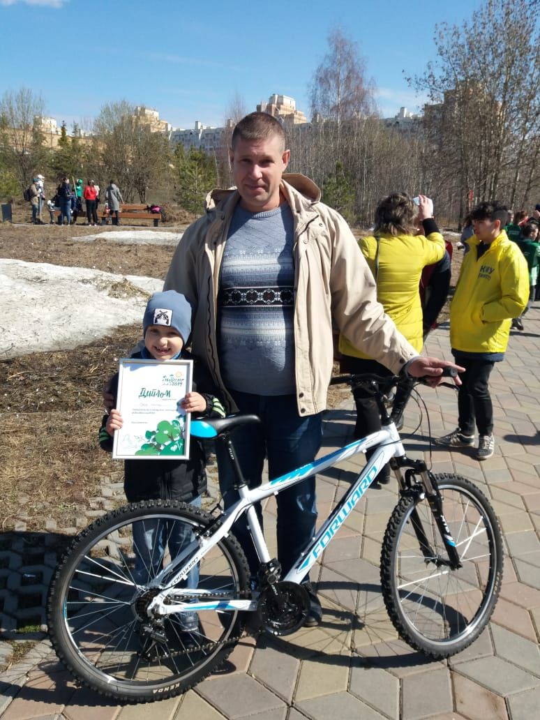 Семья Кашиных из Менделеевска получила от Министерства экологии РТ велосипед за скворечник