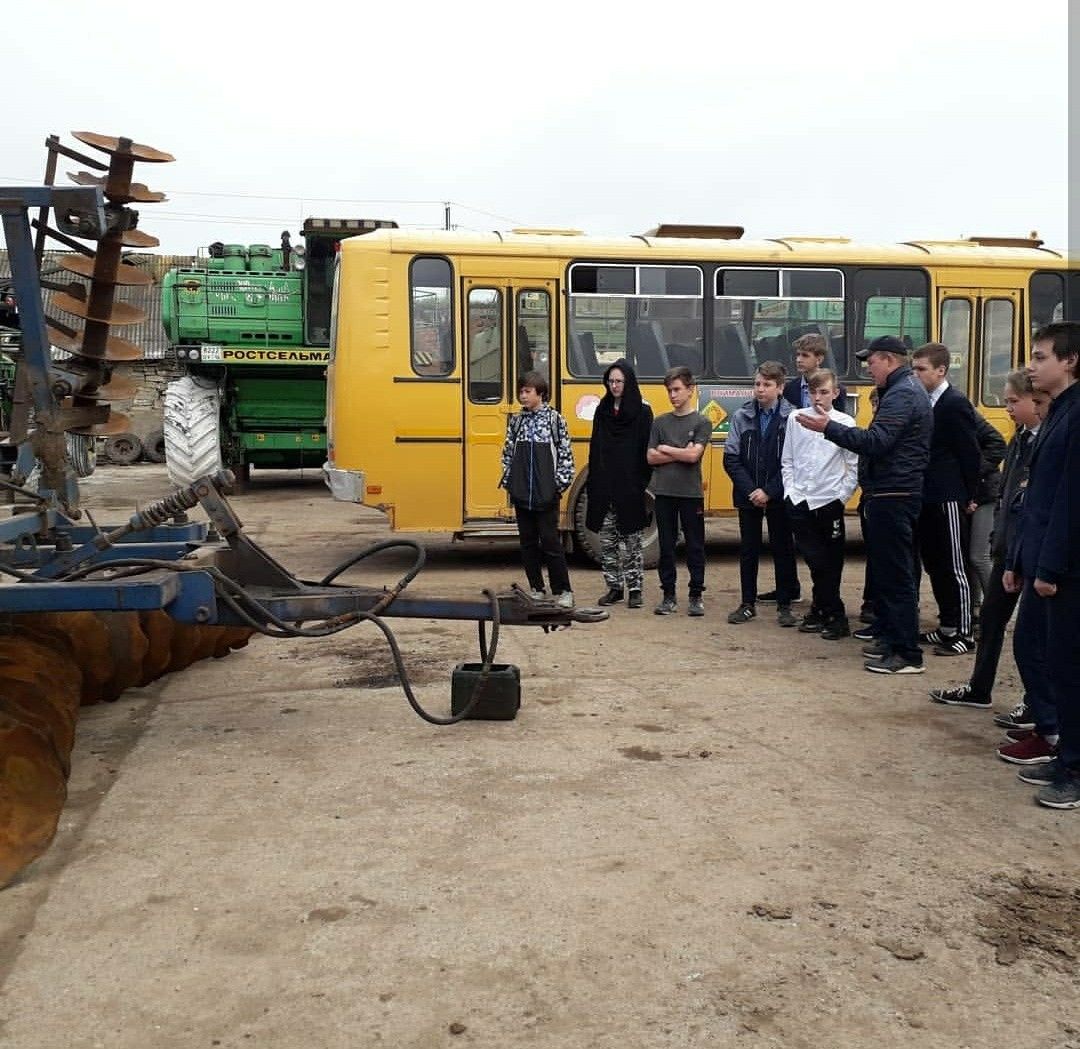 Менделеевские школьники побывали с экскурсией в ООО «Колхоз Кама»