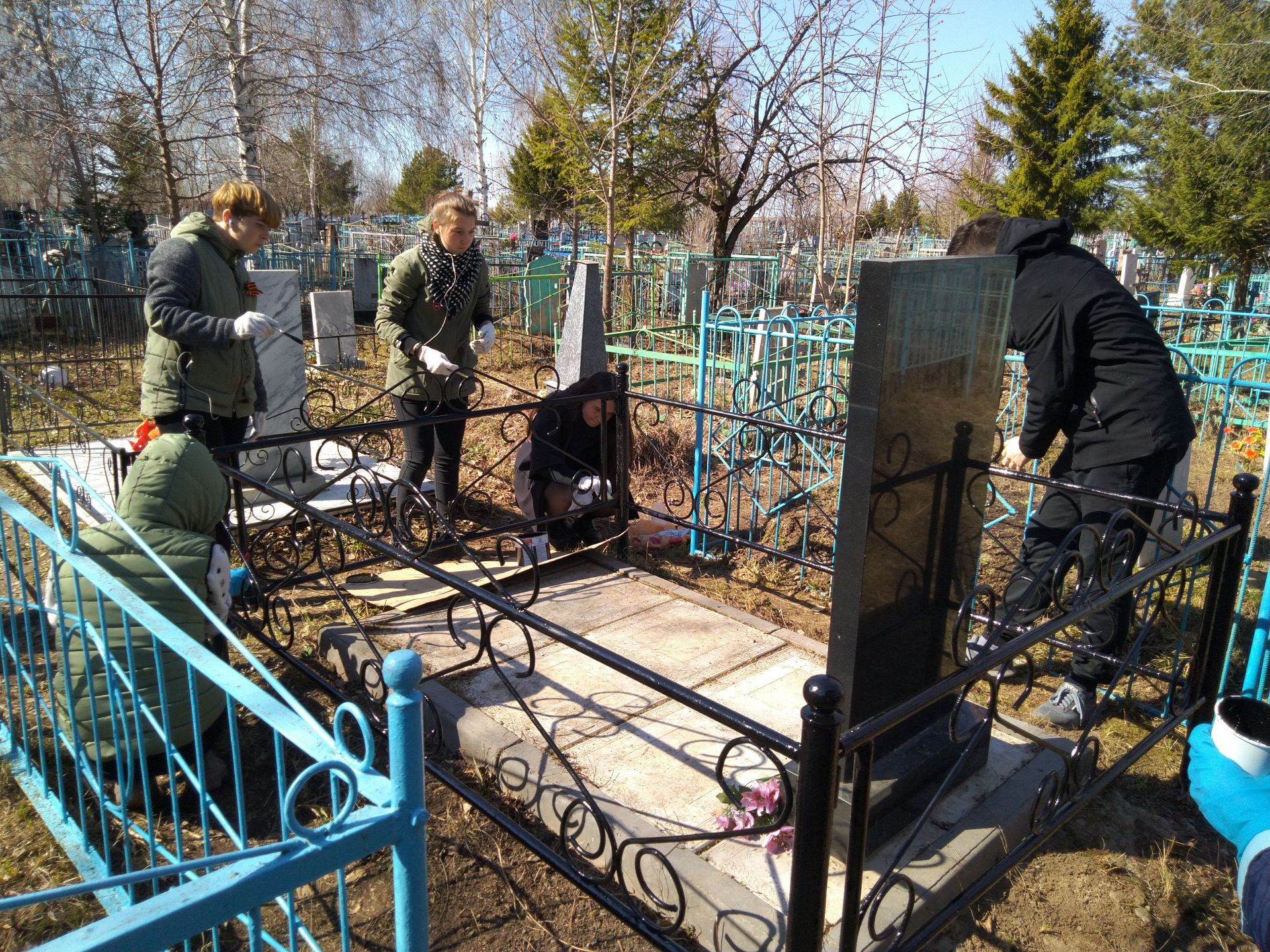 Менделеевцы привели в порядок могилы героев Советского Союза