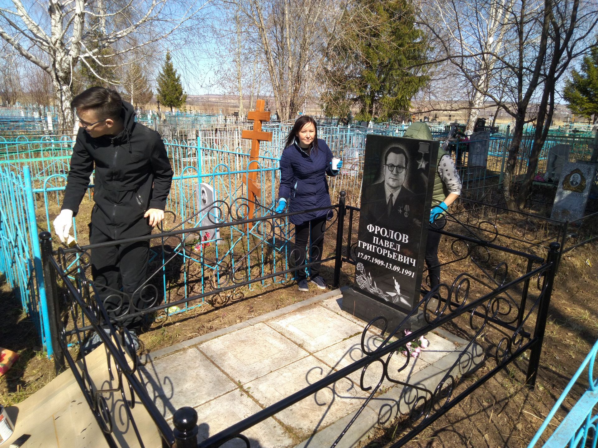 Менделеевцы привели в порядок могилы героев Советского Союза